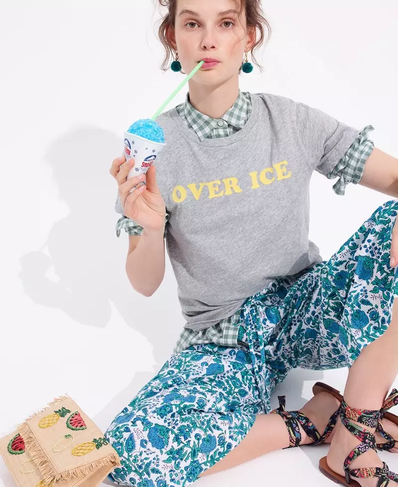 J. Crew Over Ice T-shirt, куртаи писарбачаҳои ором дар Gingham Crinkled, SZ Blockprints барои J. Crew шими васеъпоя дар барги кобальт ва конвертатсияшавандаи Раффия дар салати мевагӣ