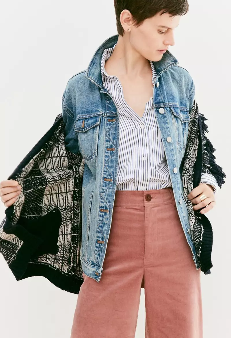 “Madewell Plaid Fringe Cardigan Switer”, “Capstone Wash” -da artykmaç Jeanan penjek, “Stripe-Mix” -iň öňki söýgüli köýnegi we “Velveteen Langford” giň aýakly ekin balaklary