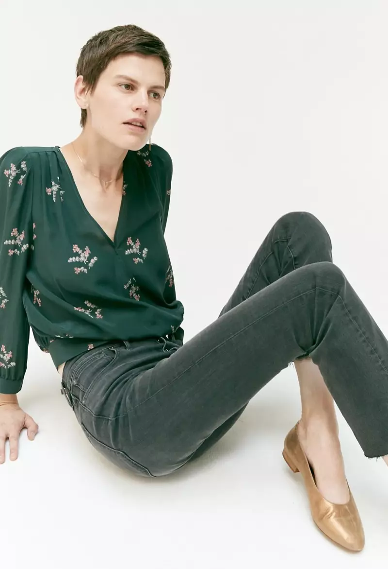 Madewell Silk Top ni Wild Botanic, Cali Demi-Boot Jeans: Asymmetrical Hem Edition, The Leia Ballet Flat ni Soft Metallic ati Ringcatch Afikọti