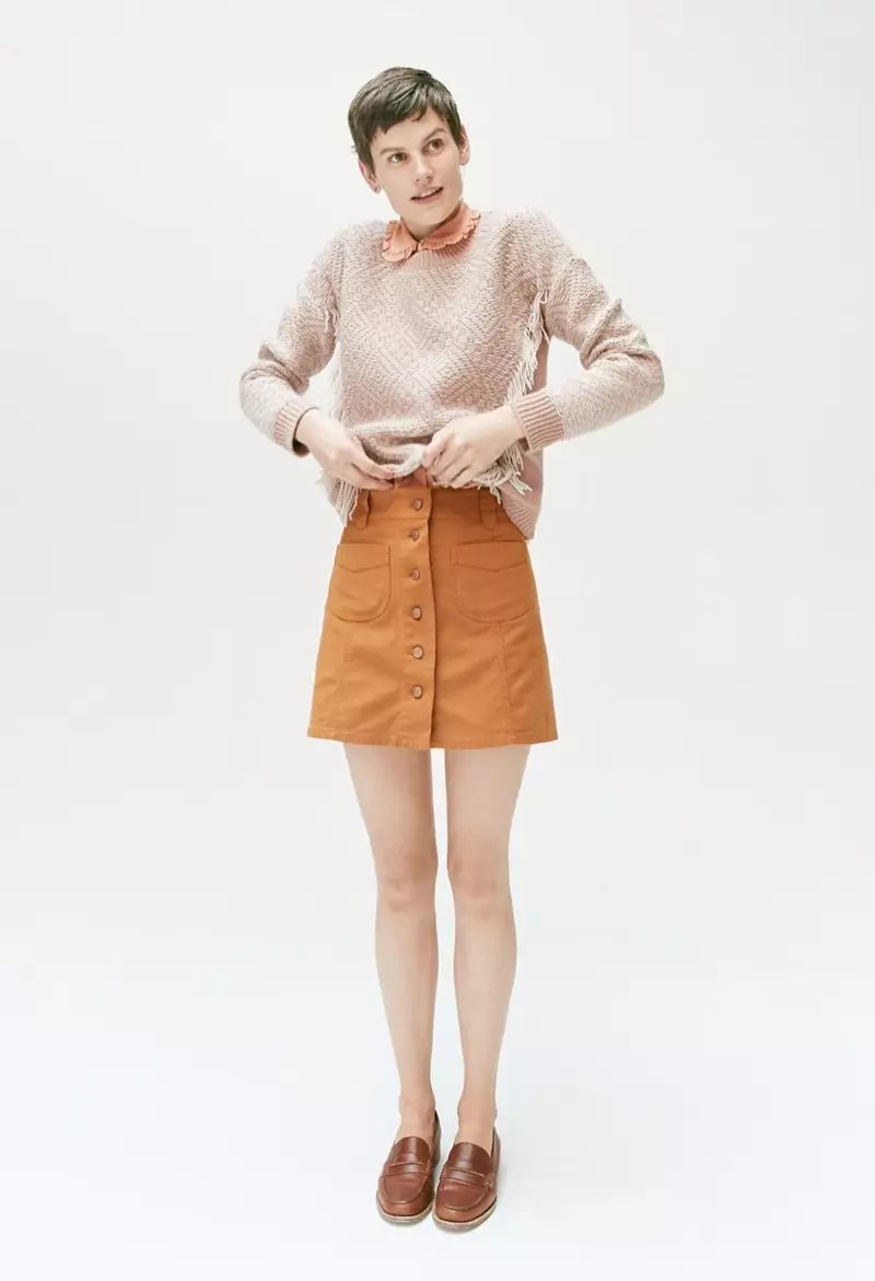 เสื้อกันหนาว Madewell Reverse-Diamond, เสื้อไหม Ruffle, กระโปรงกระเป๋า Patch-Dyed และ The Elinor Loafer ในหนัง