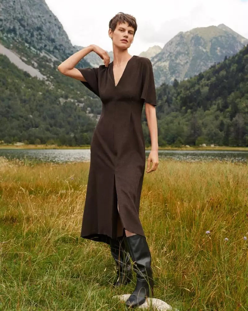 Saskia de Brauw posa ao ar livre na campanha outono-inverno 2018 da Mango Committed