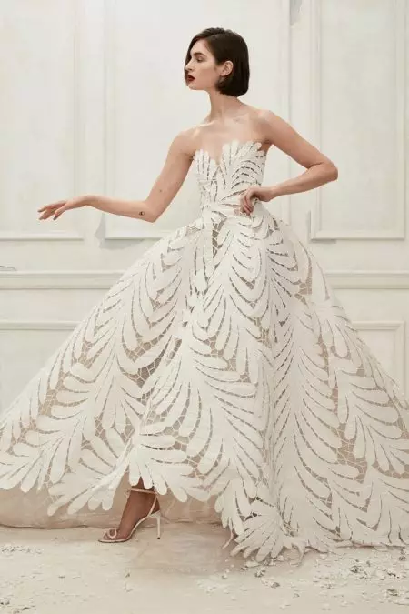 Oscar de la Renta Bridal 的 2019 秋季系列浸入了象牙色