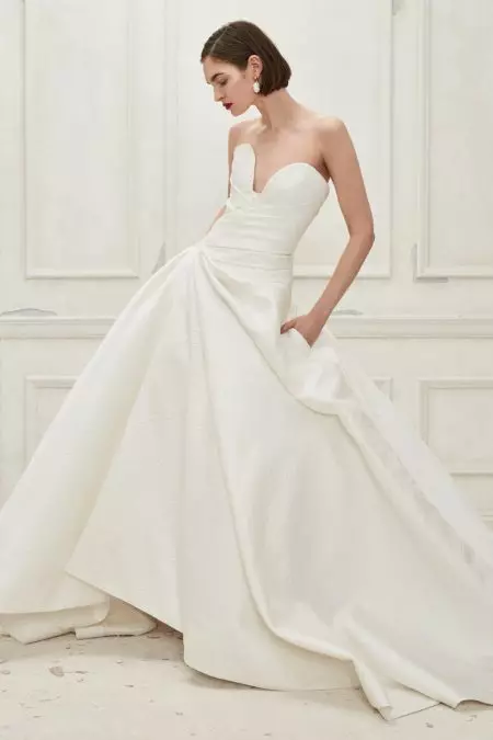 La colección Otoño 2019 de Oscar de la Renta Bridal se sumerge en marfil