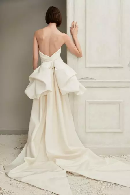 Oscar de la Renta Bridal 的 2019 秋季系列浸入了象牙色