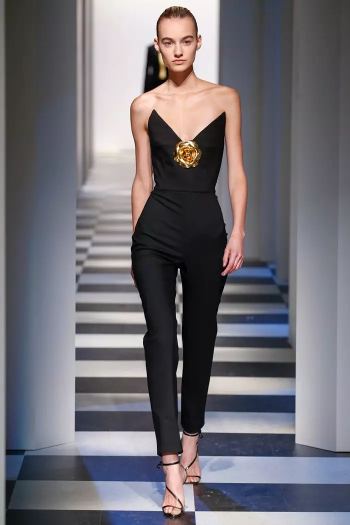 Ein schwarzer, trägerloser Jumpsuit aus der Herbst-Winter-Kollektion 2017 von Oscar de la Renta