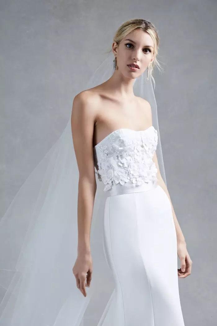 Oscar de la Renta Bridal Caij nplooj zeeg 2017: Strapless tiab nrog paj appliqué bodice