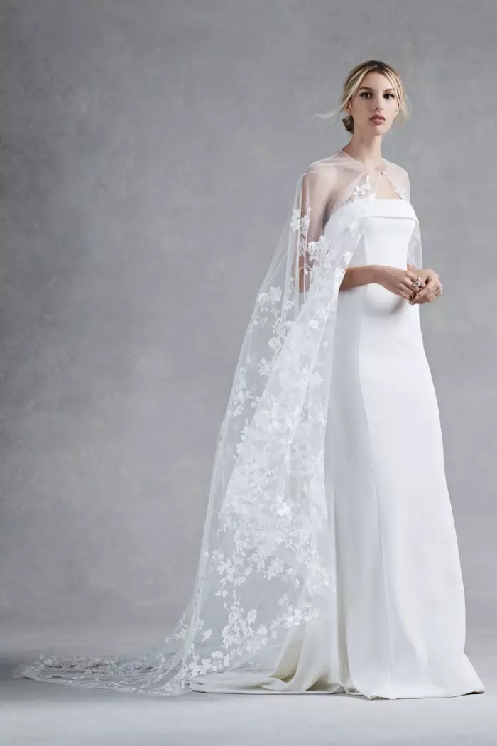 Oscar de la Renta Bridal Caij nplooj zeeg 2017: Strapless kem tiab nrog sheer paj appliqué cape