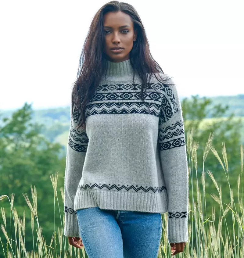 NAKEDCASHMERE ኦክቶበር 2021 ዘመቻ ላይ የሉሲ turtleneck ሹራብ በ NAKED ውስጥ ያቀርባል።