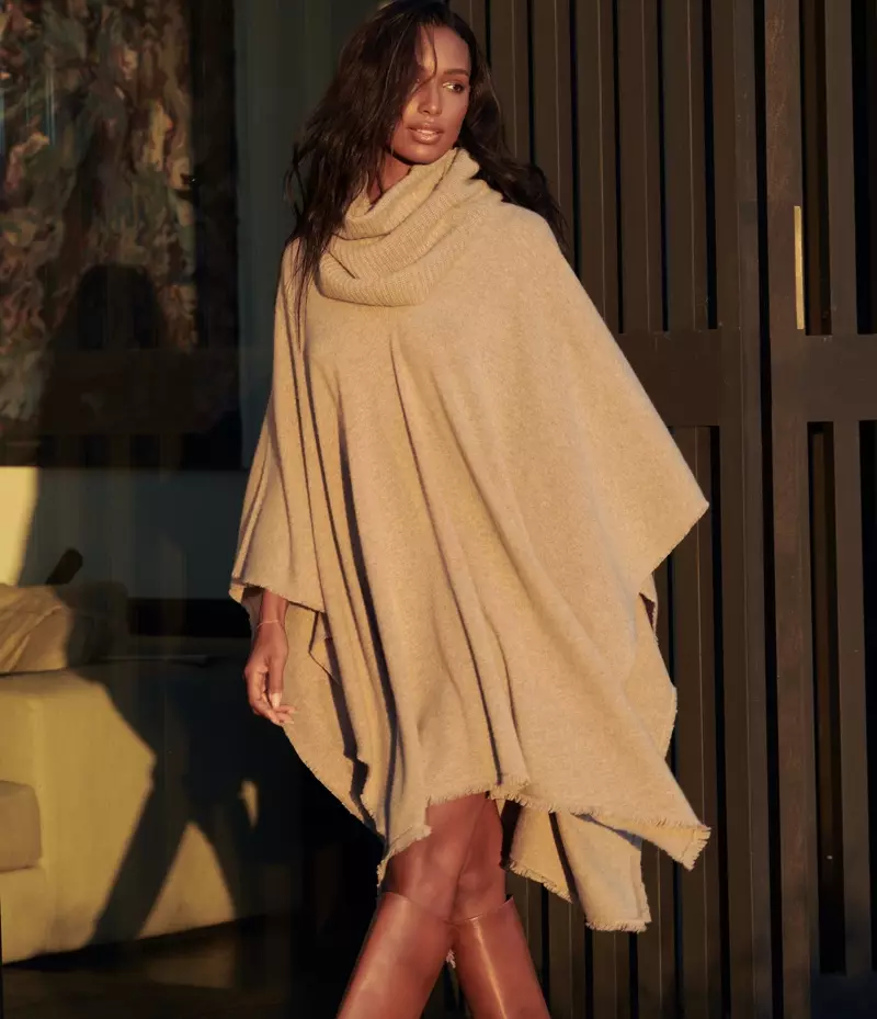 Jasmine Tookes draagt een poncho en voert de campagne van NAKEDCASHMERE NAKED in oktober 2021.