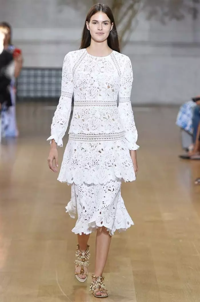 Oscar de la Renta Spring 2017: Ihe nlereanya na-aga n'okporo ụzọ awara awara na uwe crochet na-acha ọcha na akwa akwa.