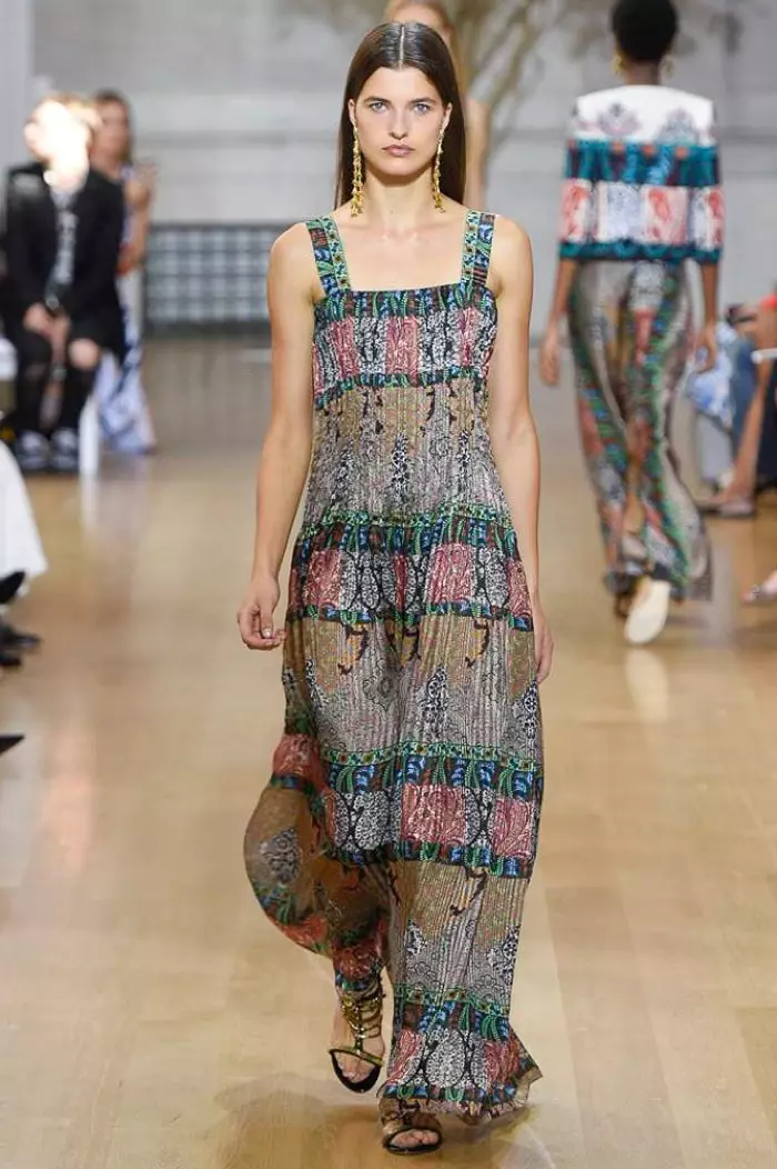 Oscar de la Renta Spring 2017: ຕົວແບບຍ່າງແລ່ນໃນຊຸດ maxi ພິມ