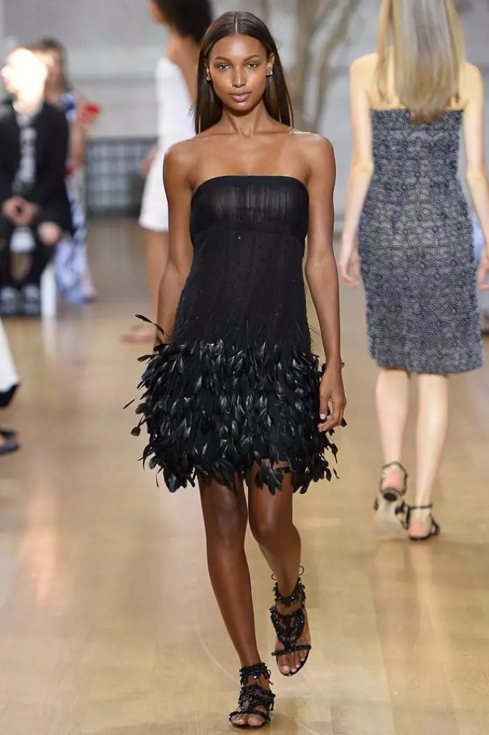 Oscar de la Renta Spring 2017: Jasmine Tookes berjalan di landasan dengan gaun hitam dengan labuh dipangkas bulu