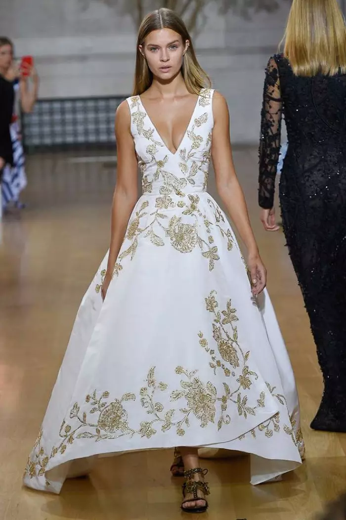 I-Oscar de la Renta Spring 2017: UJosephine Skriver uhamba umgaqo weenqwelo-moya enxibe igawuni emhlophe eneenkcukacha zentyatyambo yegolide