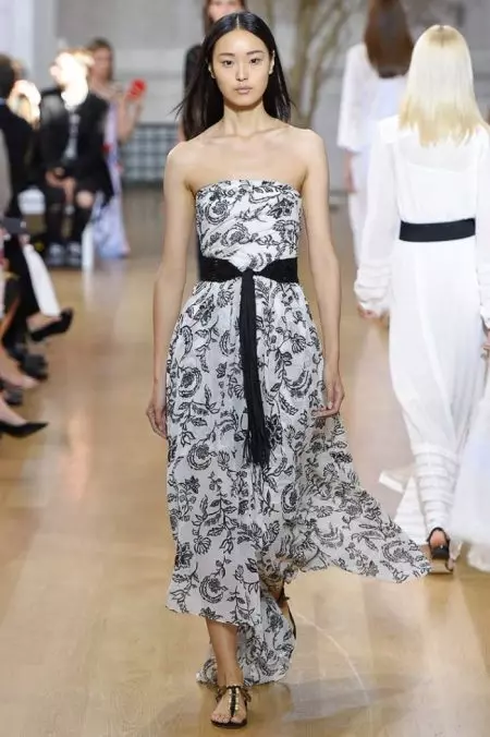 Pinapakita ng Oscar de la Renta ang Relaxed Glamour para sa Spring 2017