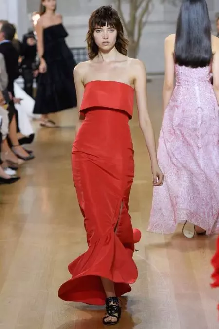 Gipakita ni Oscar de la Renta ang Relaxed Glamour para sa Spring 2017