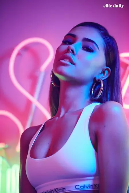 Madison Beer pózol az ágyban az Elite Daily számára