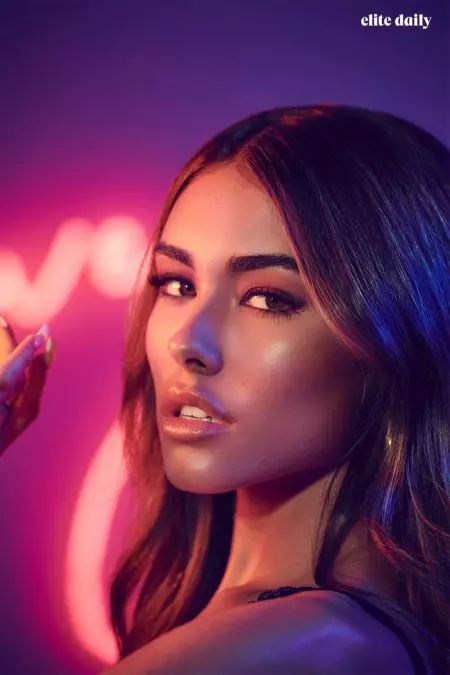 Madison Beer poserer i sengen til Elite Daily