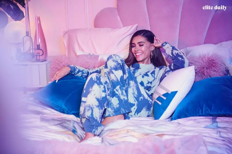 Lus in die bed, Madison Beer dra 'n spierwit top en broek met Jennifer Fisher-oorbelle