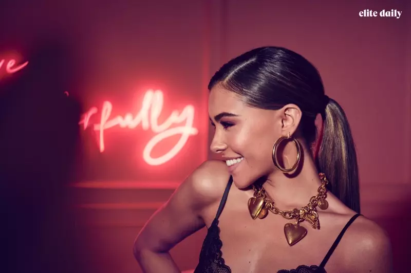 All smiles, Madison Beer dra Intimisismi top, Jennifer Fisher oorbelle en Versace halssnoer