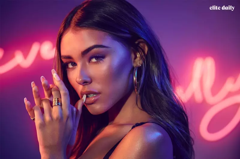 Madison Beer Intimissimi melltartóban és Jennifer Fisher fülbevalóban pózol