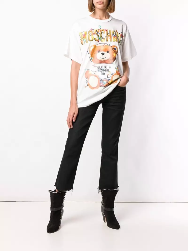 Moschino Toy Print T-Shirt ໃນສີຂາວ $325