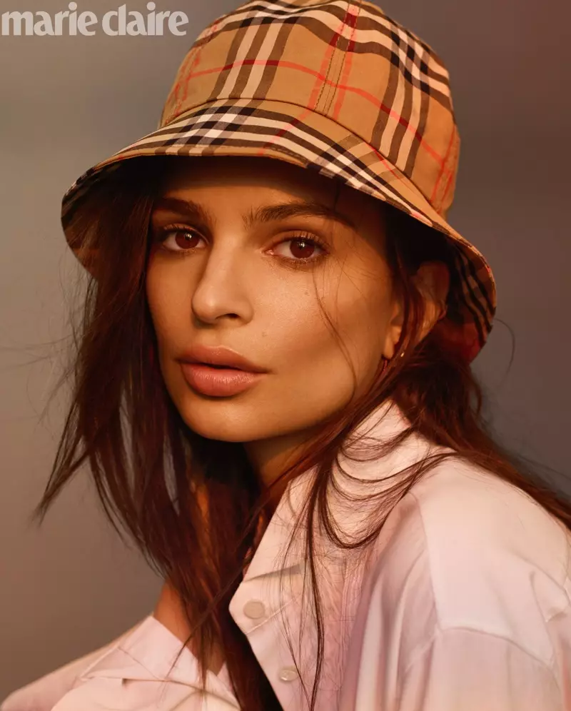 Emily Ratajkowski posa in look rilassati per Marie Claire