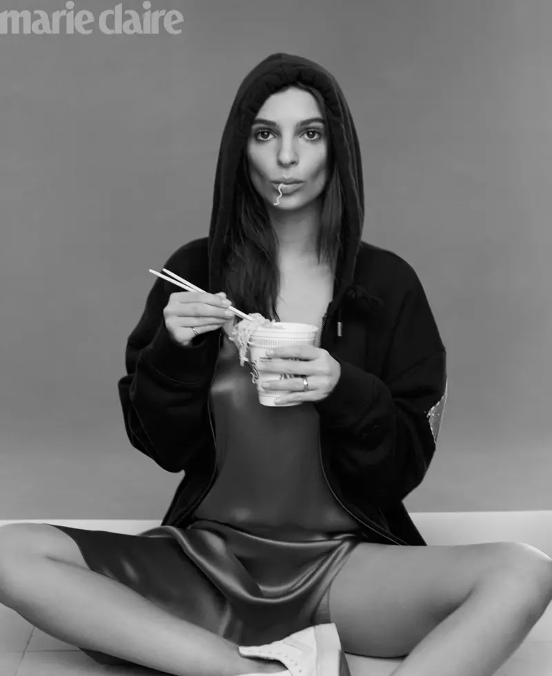 D'Emily Ratajkowski poséiert a relaxe Looks fir d'Marie Claire