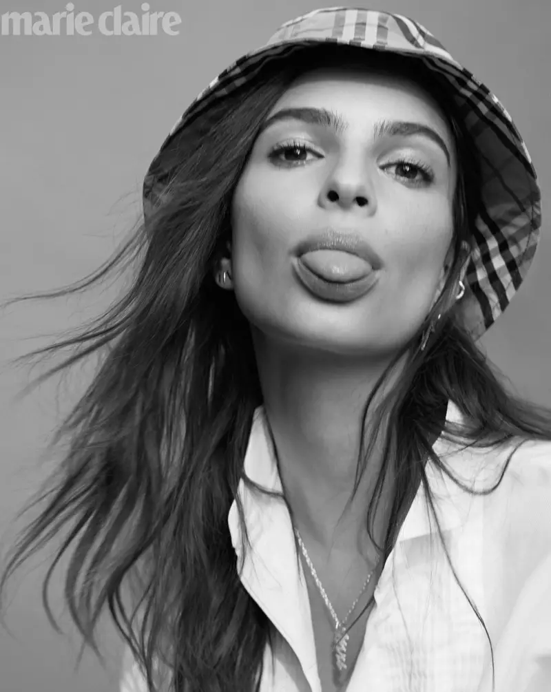 Emily Ratajkowski Berpose dalam Penampilan Santai untuk Marie Claire