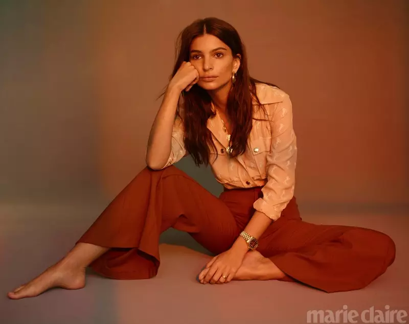 D'Emily Ratajkowski poséiert a relaxe Looks fir d'Marie Claire