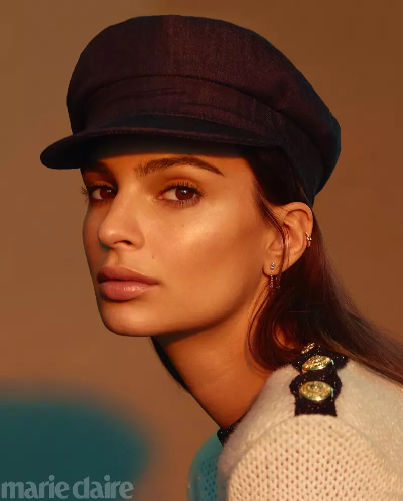 Emily Ratajkowski poserer i afslappet udseende for Marie Claire