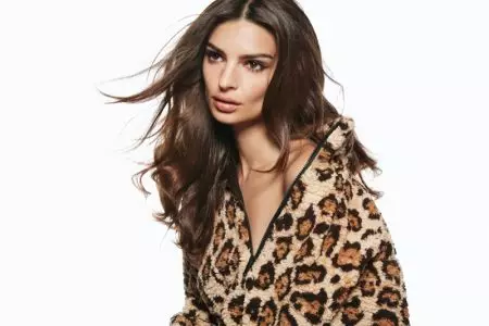 Emily Ratajkowski posa una posició a la campanya Express Holiday 2019