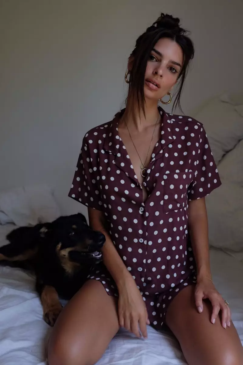 Modelando na cama, Emily Ratajkowski experimenta camisa Inamorata em bolinhas