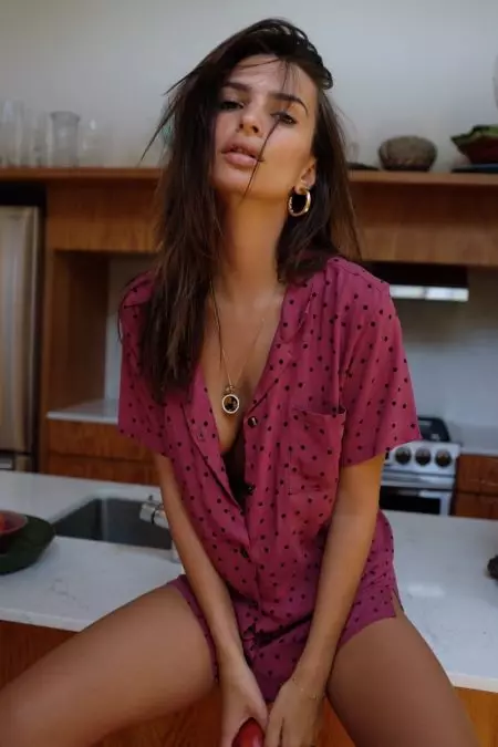 Emily Ratajkowski modelează noile cămăși cu nasturi ale lui Inamorata