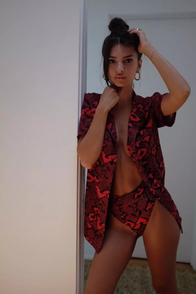 Emily Ratajkowski modeliuoja Inamorata užsegamų marškinėlių dizainą