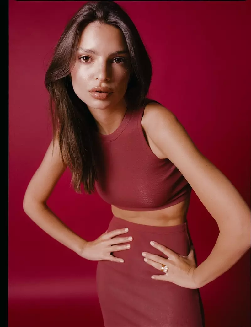 מאָדעל Emily Ratajkowski טראָגן דיזיינז פון איר Inamorata גוף זאַמלונג