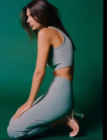 Emily Ratajkowski tregon figurën e saj në koleksionin e trupit Inamorata