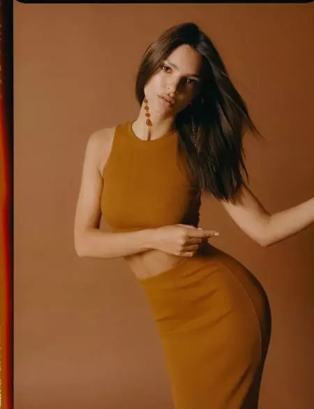 Emily Ratajkowski elmontras ŝian figuron en Inamorata Body Collection