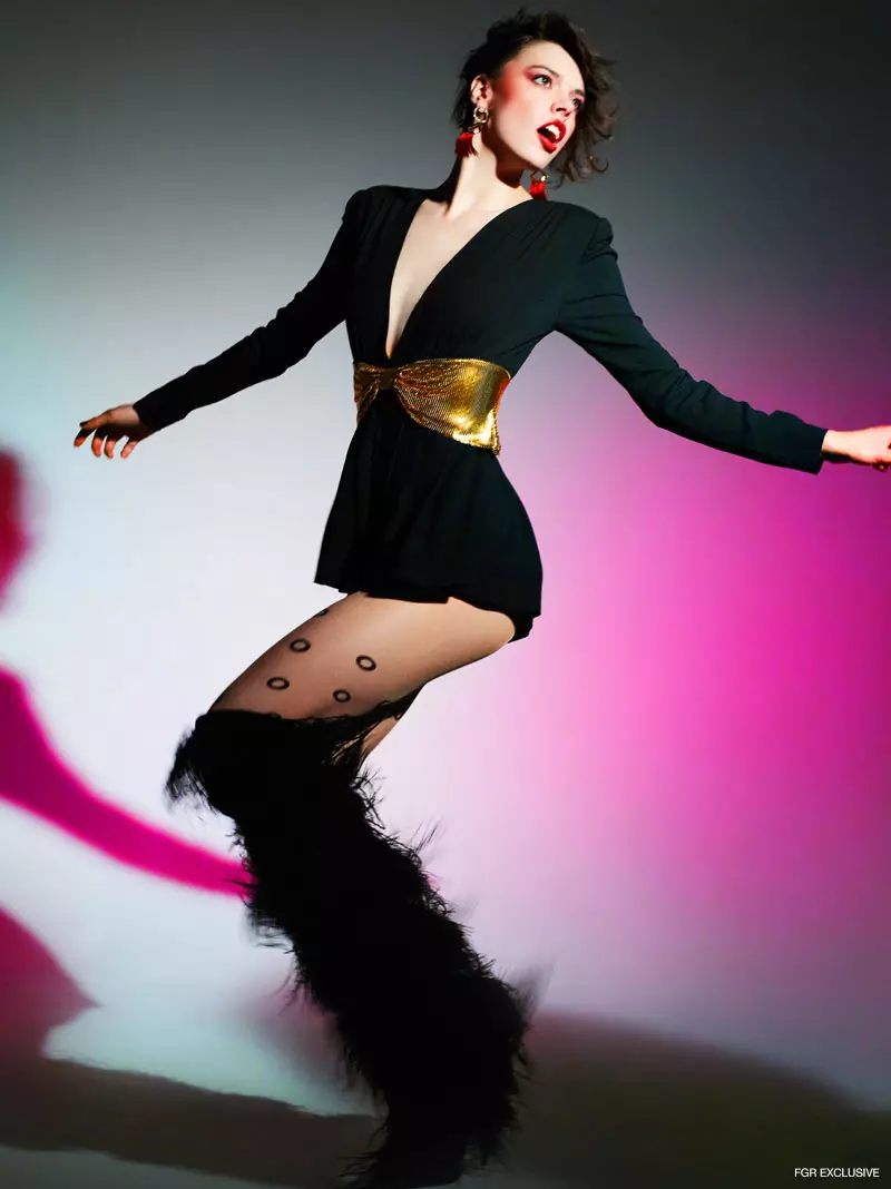 Saint Laurent Playsuit hamwe na Gold Bow & Ostrich Feather na Velvet Boot, Wolford Miley Opaque Sheer Tights na The2Bandits Geometric Tassel Earrings. Ifoto: Enrique Vega