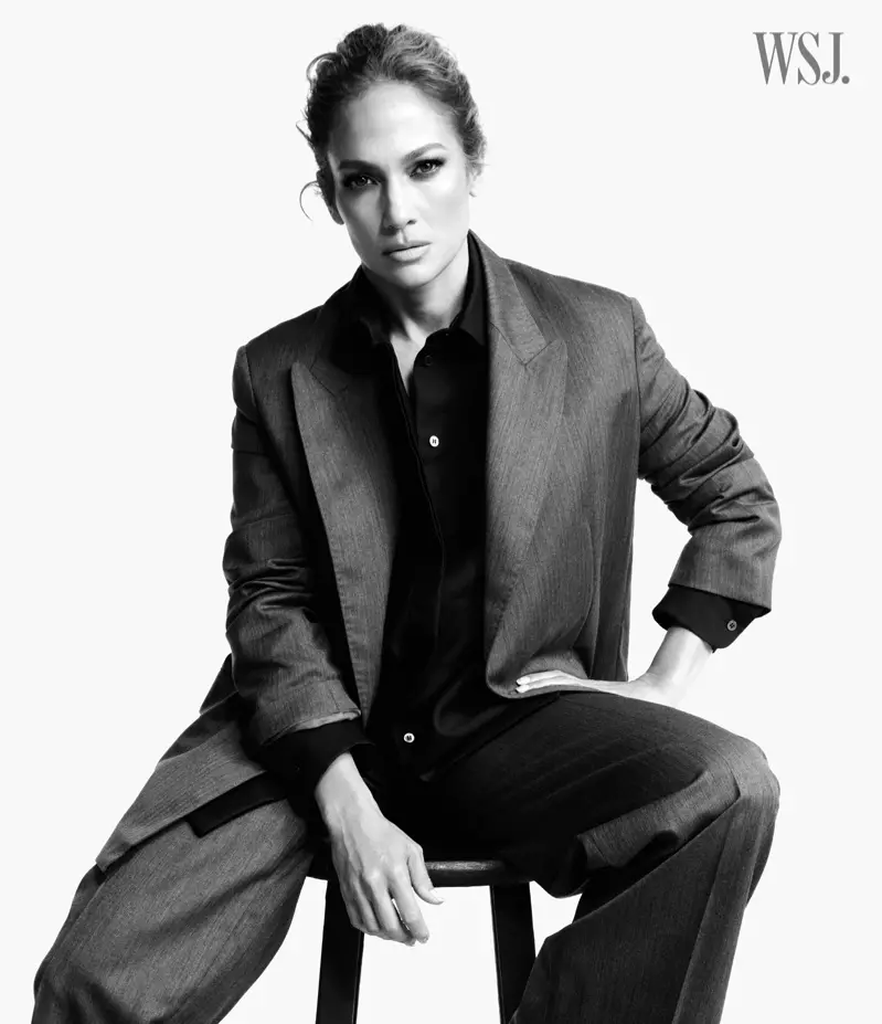 S'habillant, Jennifer Lopez pose pour le WSJ. Magazine.