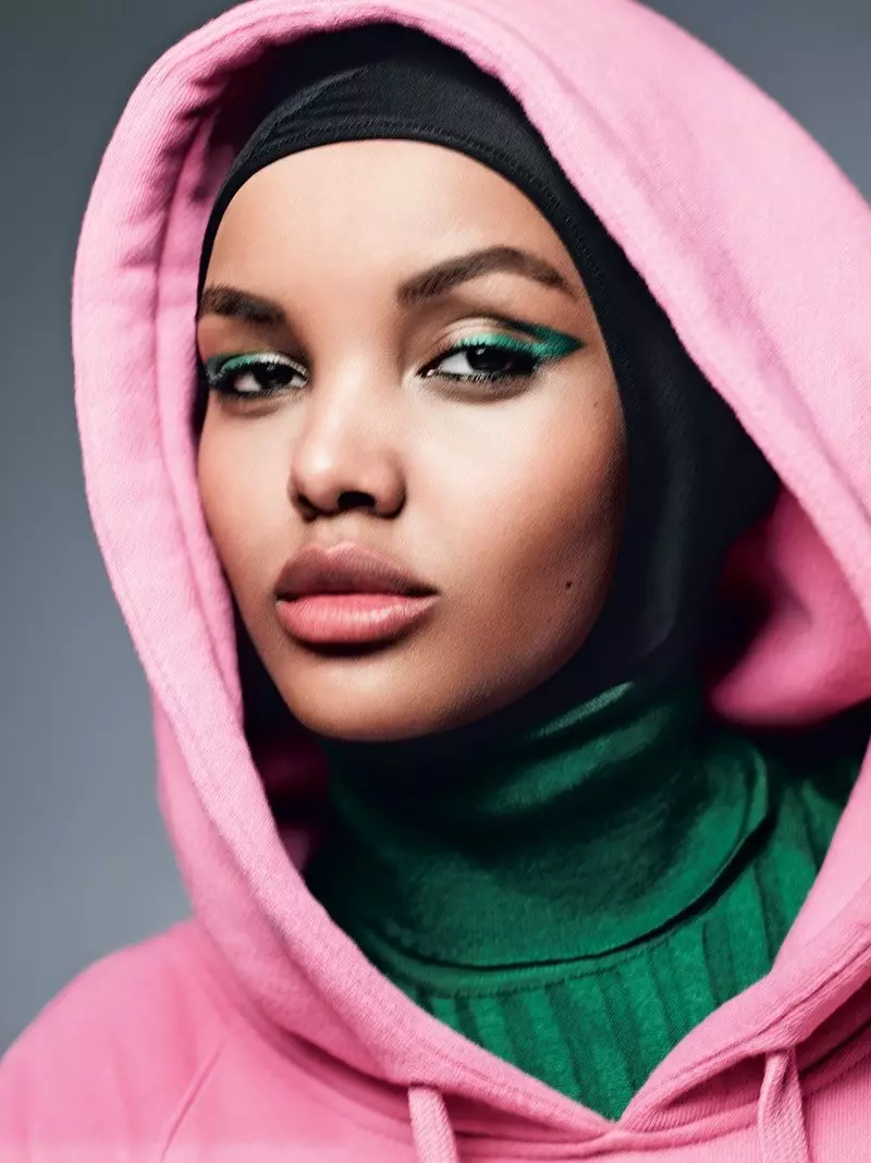 Halima Aden het haar close-up en dra Gucci-trui en top met groen oogskadu