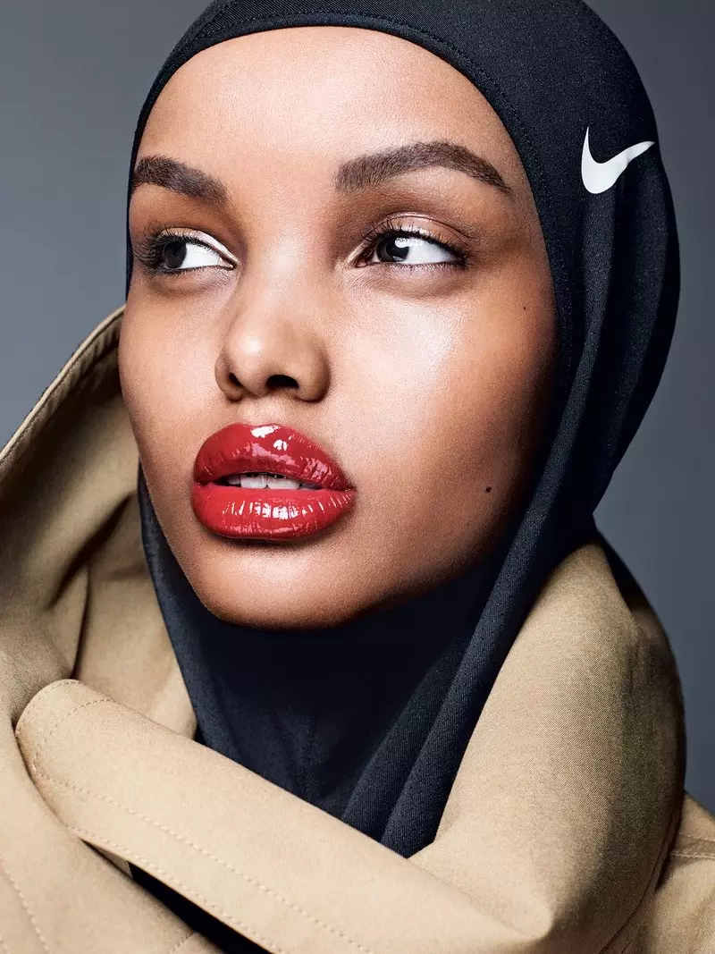 Model Halima Aden ta fito cikin rigar Celine trench da Nike hijabi