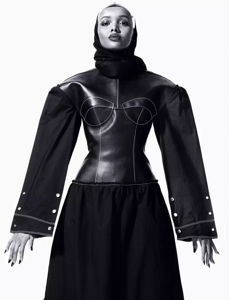 Halima Aden bär Loewe-klänning och Vex Clothing-keps. Foto: CR Fashion Book