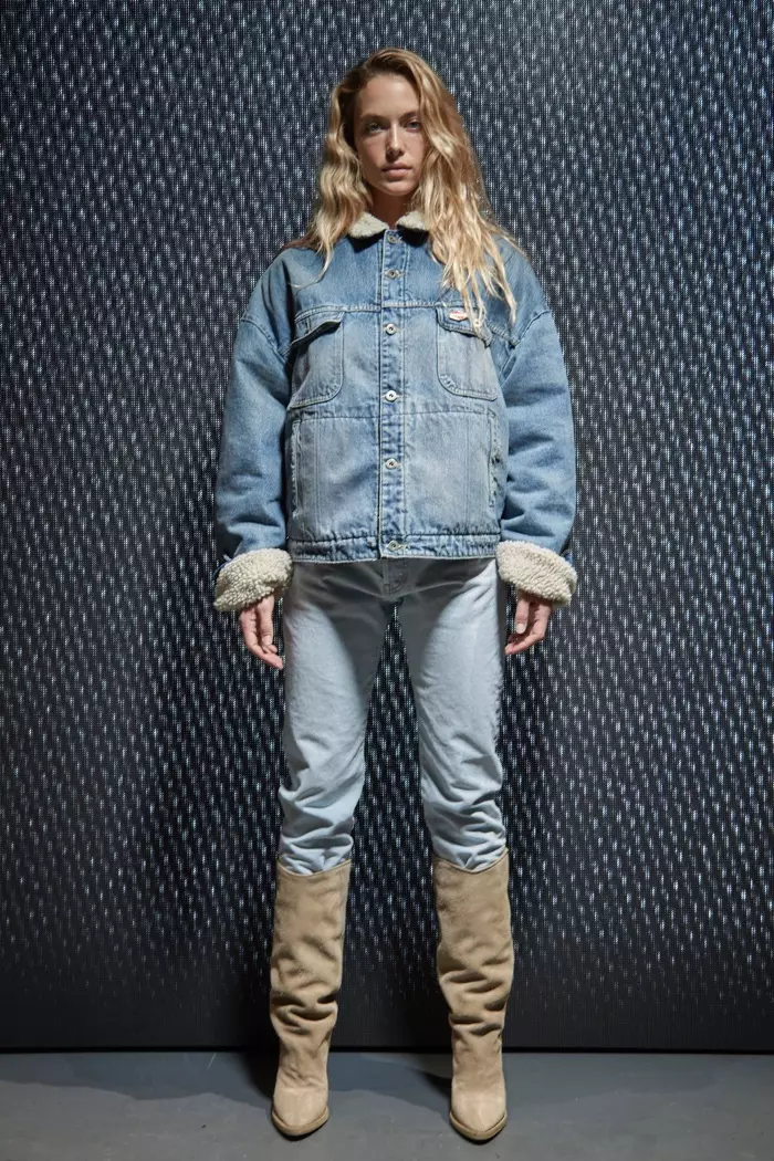 Ġakketta tad-denim miksija b'shearling, jeans ħfief tal-ħasil u stivali tan minn Yeezy Season 5