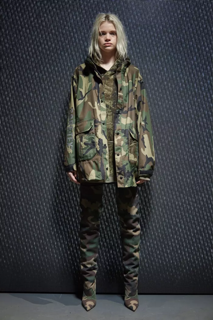 Jas, hoodie en broek met camouflageprint van Yeezy Seizoen 5