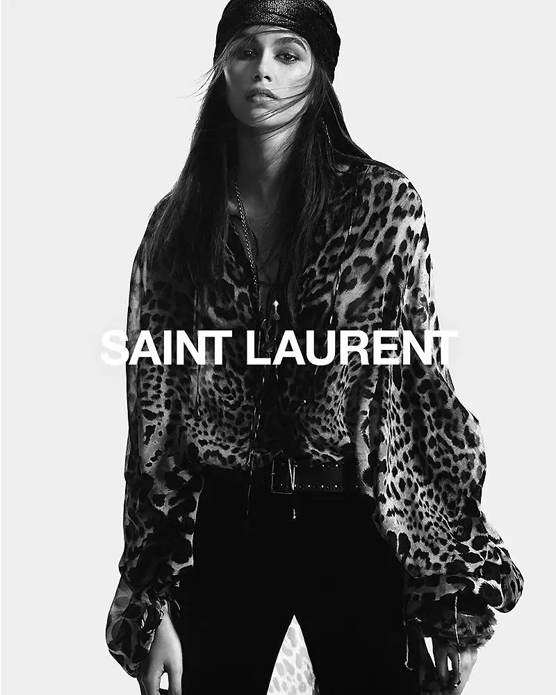 Kaia Gerber hnub qub hauv Saint Laurent lub caij nplooj zeeg 2018 kev sib tw