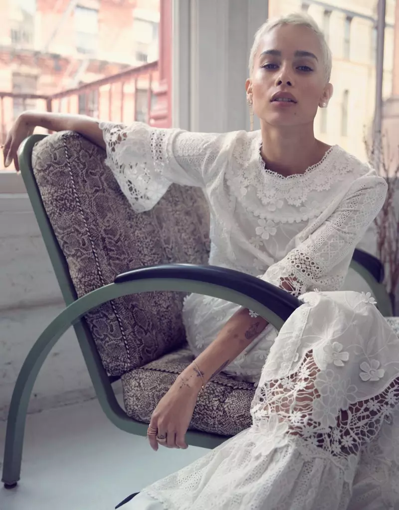 Actrița Zoe Kravitz poartă cercei cu perle Sophie Bille Brahe și rochie maxi Anna Sui