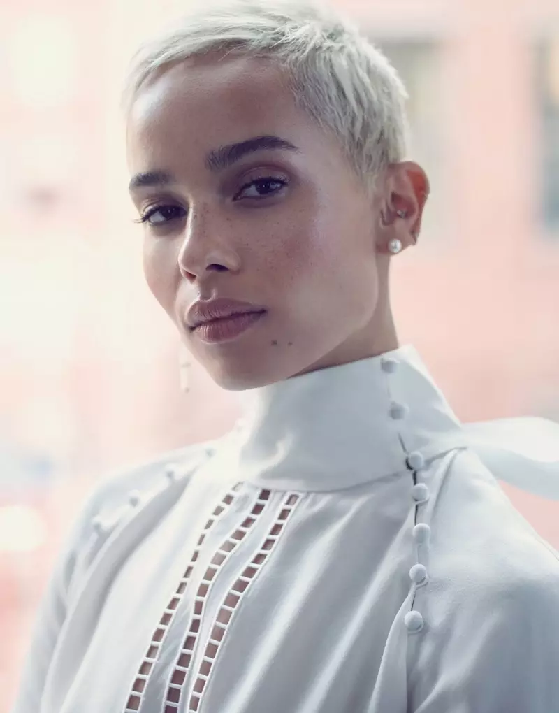 En gros plan, Zoe Kravitz porte un chemisier Fendi et des boucles d'oreilles en perles Sophie Bille Brahe