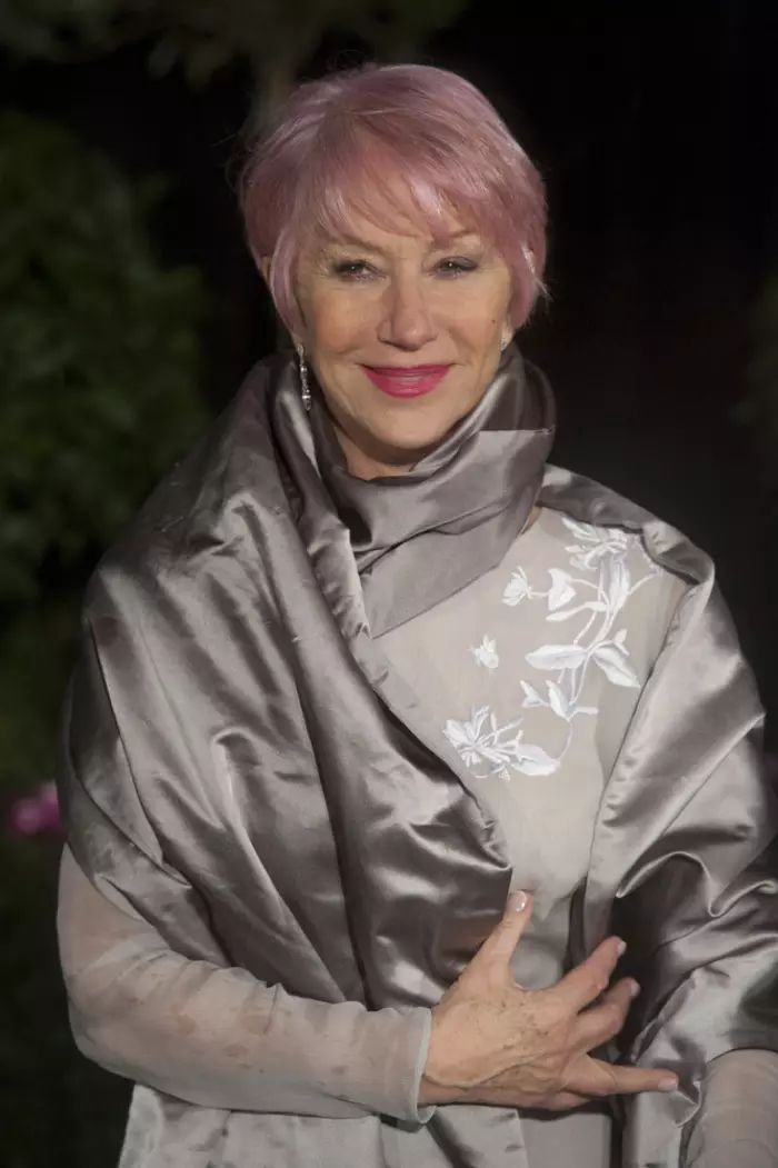 Dame Helen Mirren wriet hairstyle qasir roża fl-2013. Ritratt: Featureflash / Shutterstock.com