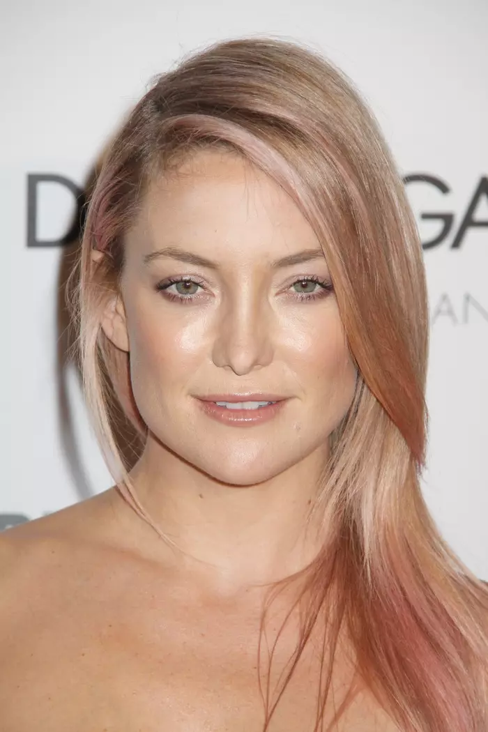 Kate Hudson ji bo hişyarbûna kansera pêsîrê di porê xwe de xêzên pembe dest pê kir. Wêne: Kazuki Hirata / HollywoodNewsWire.net / PRPhotos.com