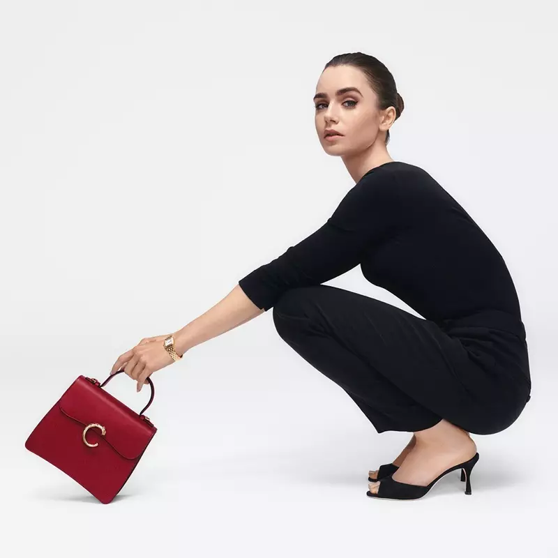 Model Lily Collins dengan beg Panthère de Cartier.